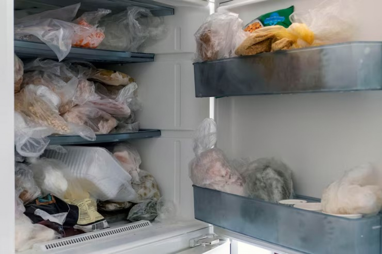 Kulkas Bau Apek? Jangan Panik, Ini Cara Menghilangkannya!